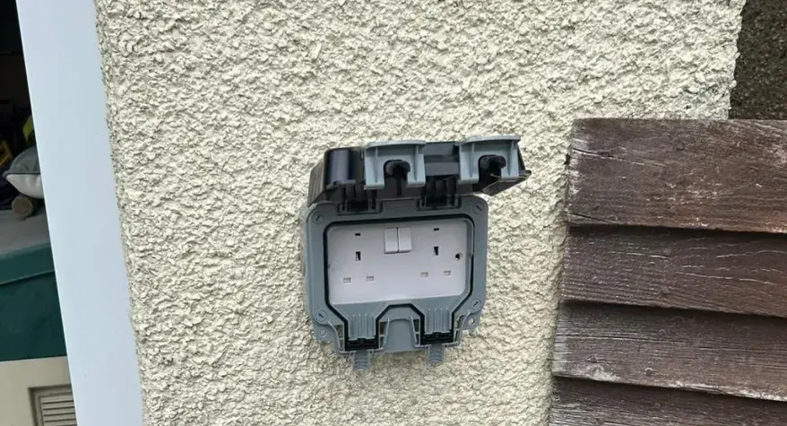 Outdoor socket installation